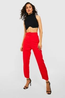 Schmale Hose Mit Gürtel Und Schnalle