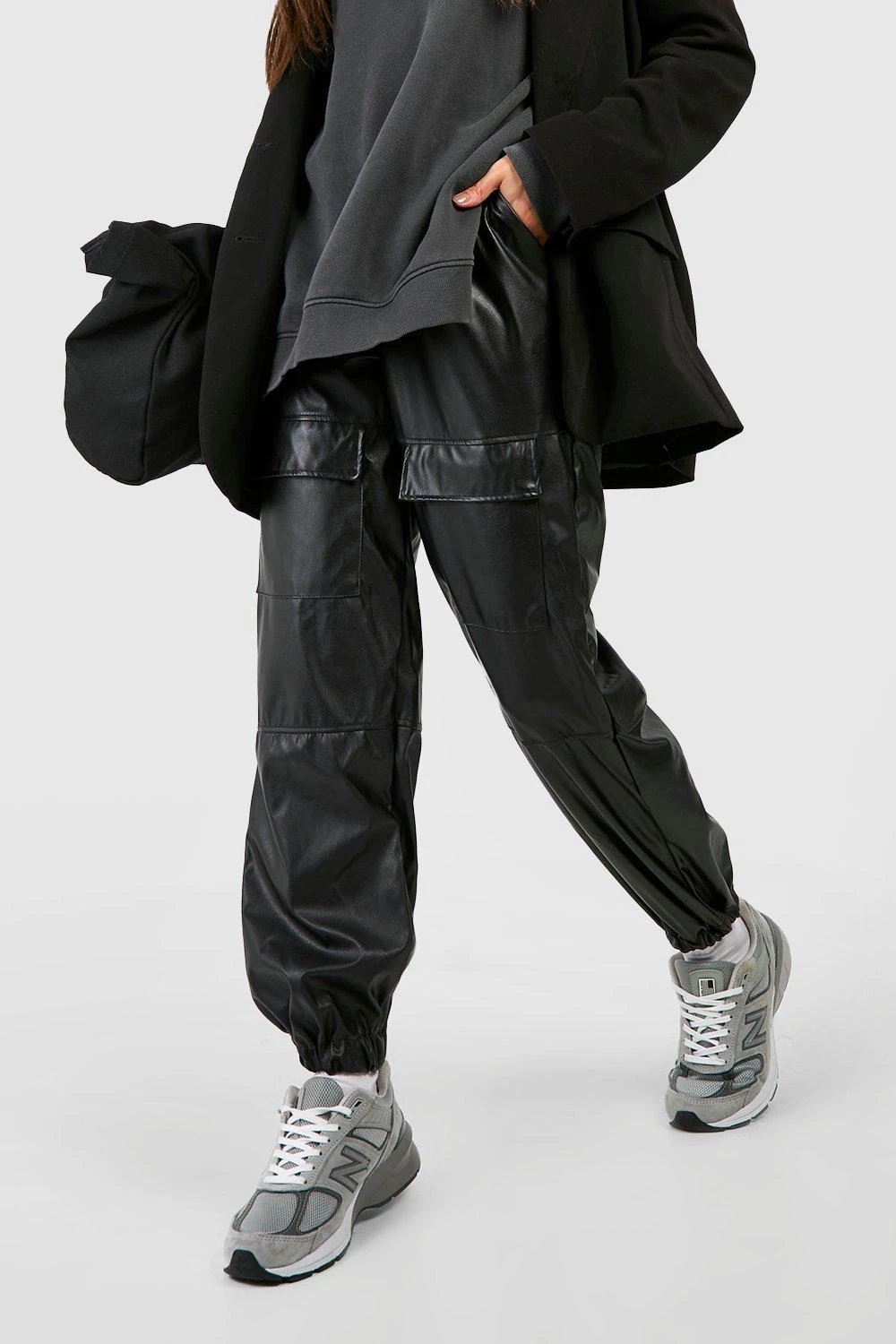 Premium Cargo-Jogginghose Im Leder-Look 4 Premium Cargo-Jogginghose Im Leder-Look – Bild 4