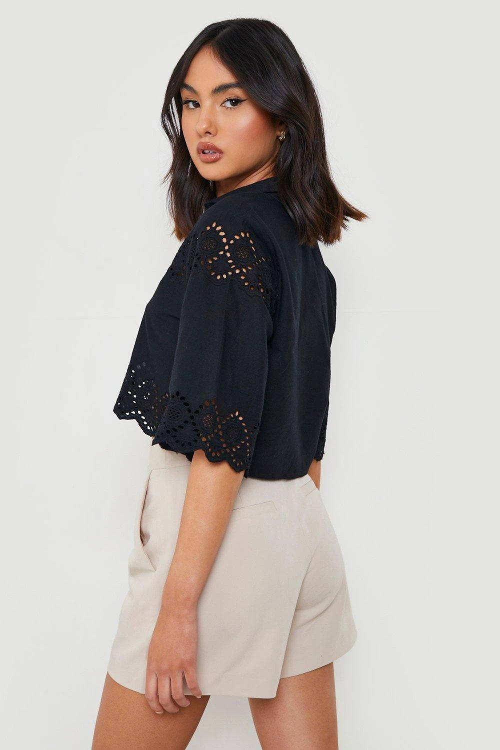 Kurzes Hemd Mit Lochmuster-Detail 2 Kurzes Hemd Mit Lochmuster-Detail – Bild 2