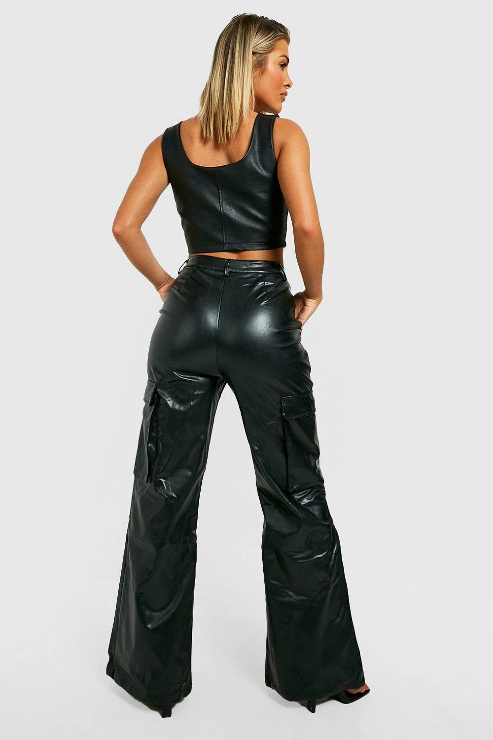 PU-Cargohose Mit Weitem Bein Und Taschen 2 PU-Cargohose Mit Weitem Bein Und Taschen – Bild 2