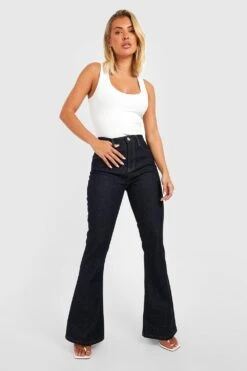 Indigoblaue Schlagjeans Mit Mittelhohem Bund