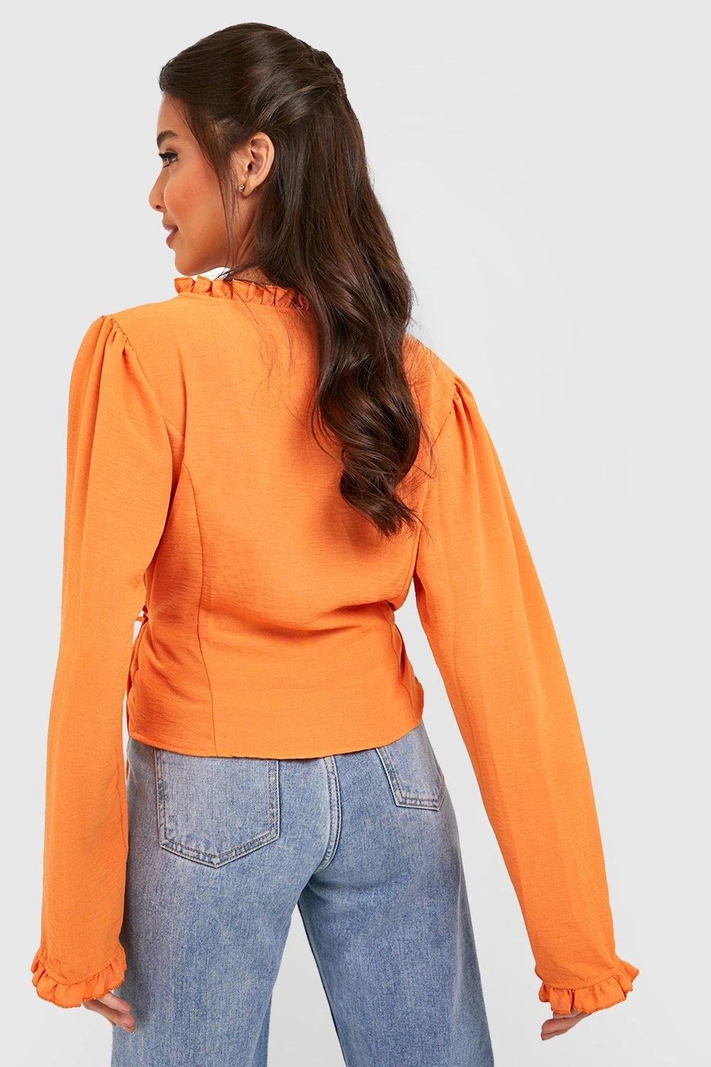 Strukturierte Bluse Mit Seitlicher Bindung Und Rüschen-Detail 2 Strukturierte Bluse Mit Seitlicher Bindung Und Rüschen-Detail – Bild 2