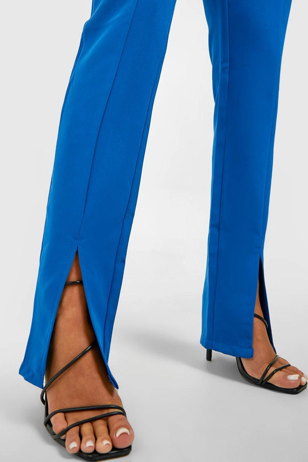 Slim-Fit Hose Mit Goldenen Knöpfen Und Schlitz 4 Slim-Fit Hose Mit Goldenen Knöpfen Und Schlitz – Bild 4