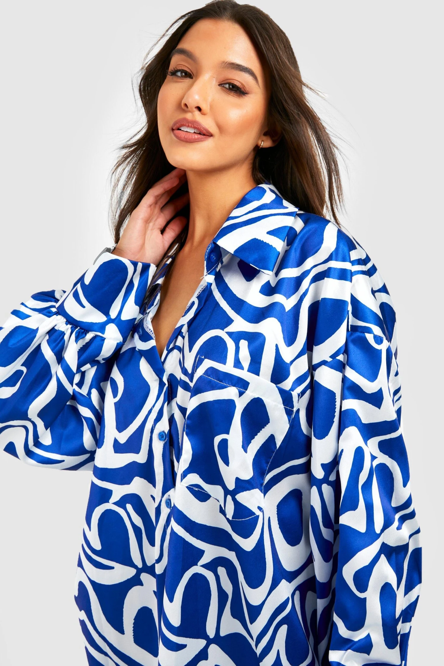 Lockeres Abstraktes Satin-Hemd 4 Lockeres Abstraktes Satin-Hemd – Bild 4