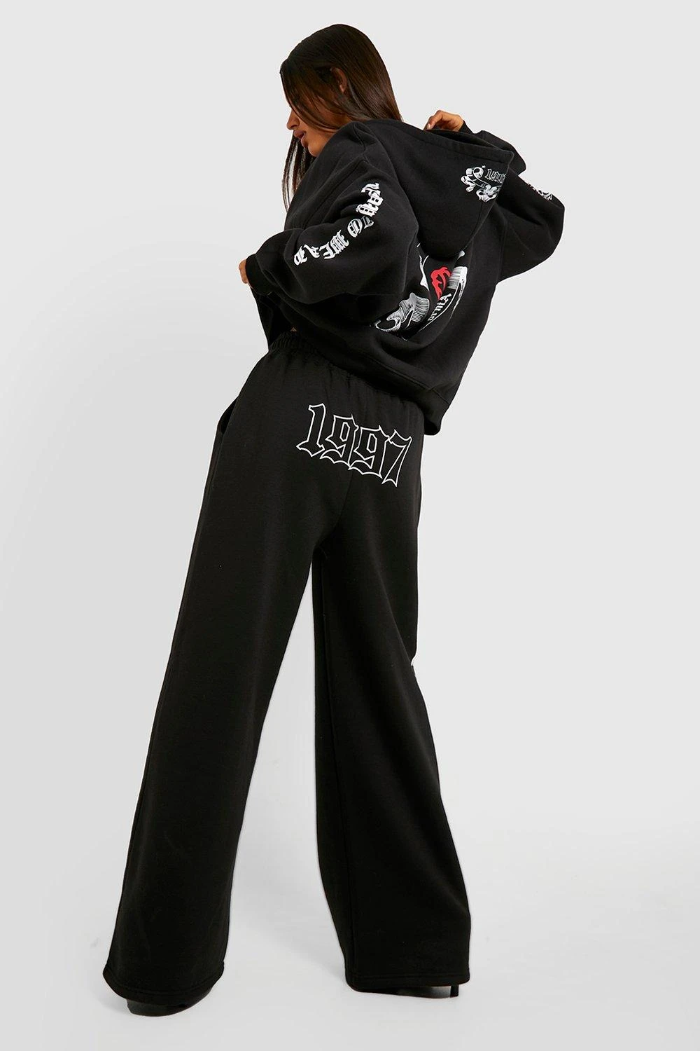 Jogginghose Mit Weitem Bein Und Gothic-Print 2 Jogginghose Mit Weitem Bein Und Gothic-Print – Bild 2