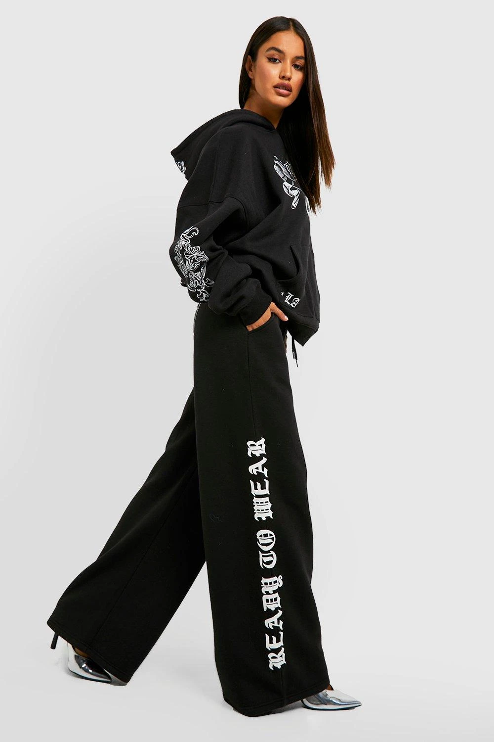 Jogginghose Mit Weitem Bein Und Gothic-Print 4 Jogginghose Mit Weitem Bein Und Gothic-Print – Bild 4