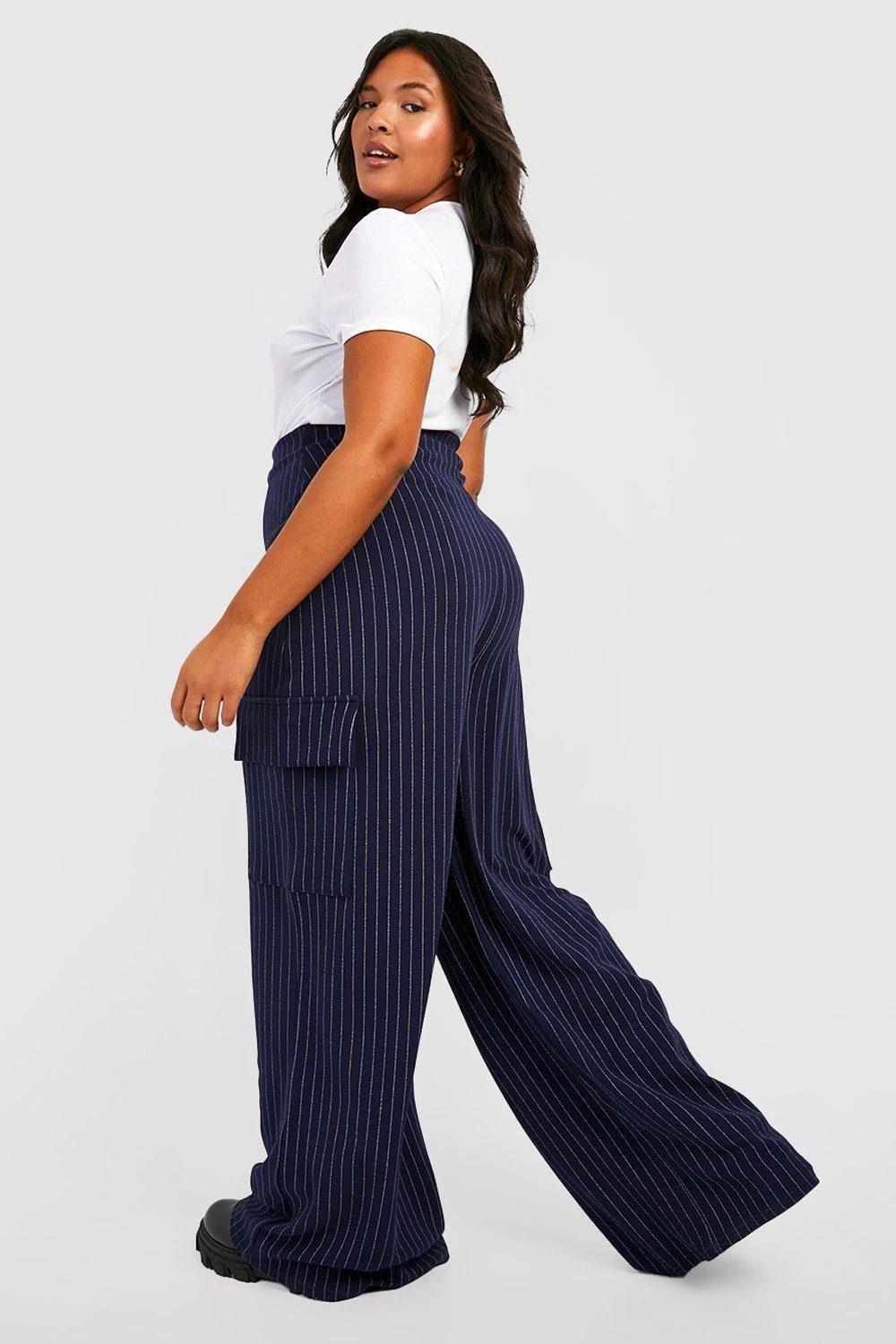 Plus Nadelstreifen Cargo-Hose Mit Weitem Bein 2 Plus Nadelstreifen Cargo-Hose Mit Weitem Bein – Bild 2