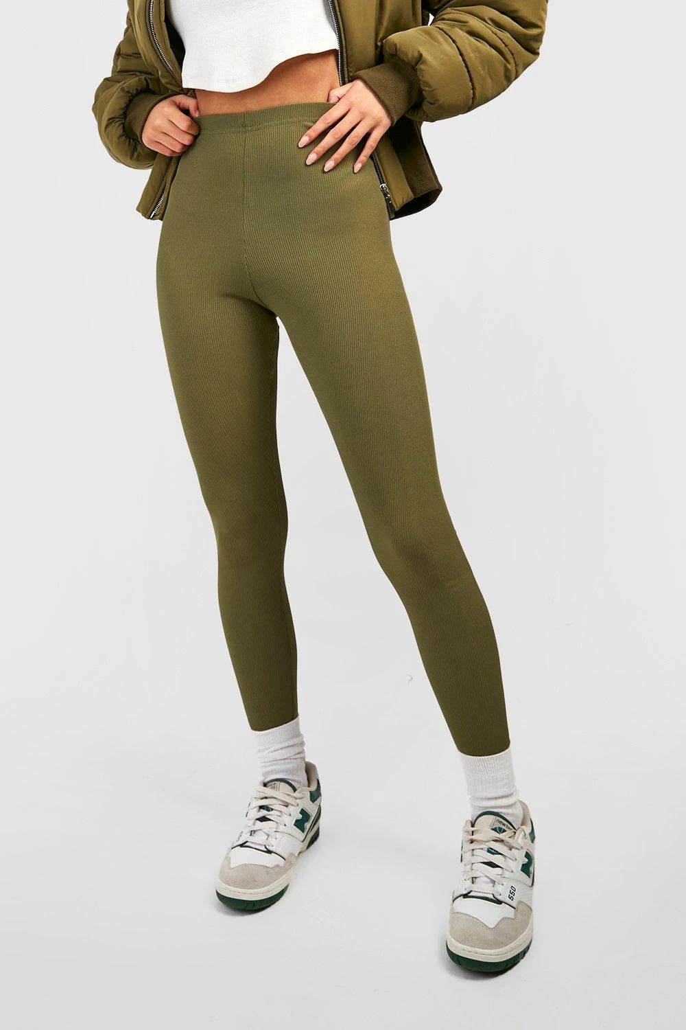 Gerippte Basic Khaki Leggings Mit Mittelhohem Bund 4 Gerippte Basic Khaki Leggings Mit Mittelhohem Bund – Bild 4