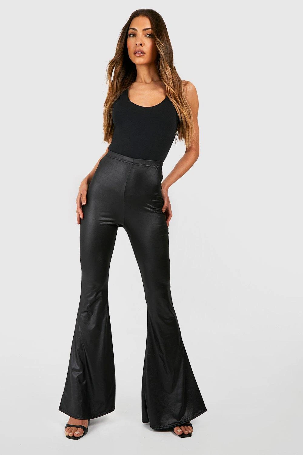 Geraffte Schlaghose Im Wet-Look Mit Hohem Bund 2 Geraffte Schlaghose Im Wet-Look Mit Hohem Bund – Bild 2