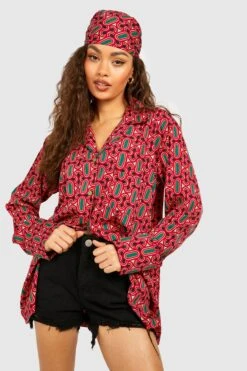 Hemd Und Tuch Mit Abstraktem Print