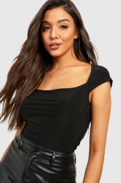 Oberteil Mit Geradem Ausschnitt Und Kurzen Ärmeln