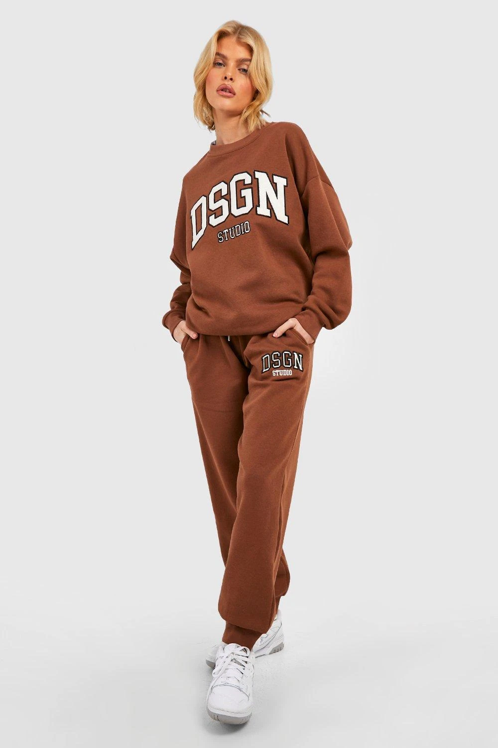 Oversize Jogginghose Mit Gestickter Applikation 1 Oversize Jogginghose Mit Gestickter Applikation