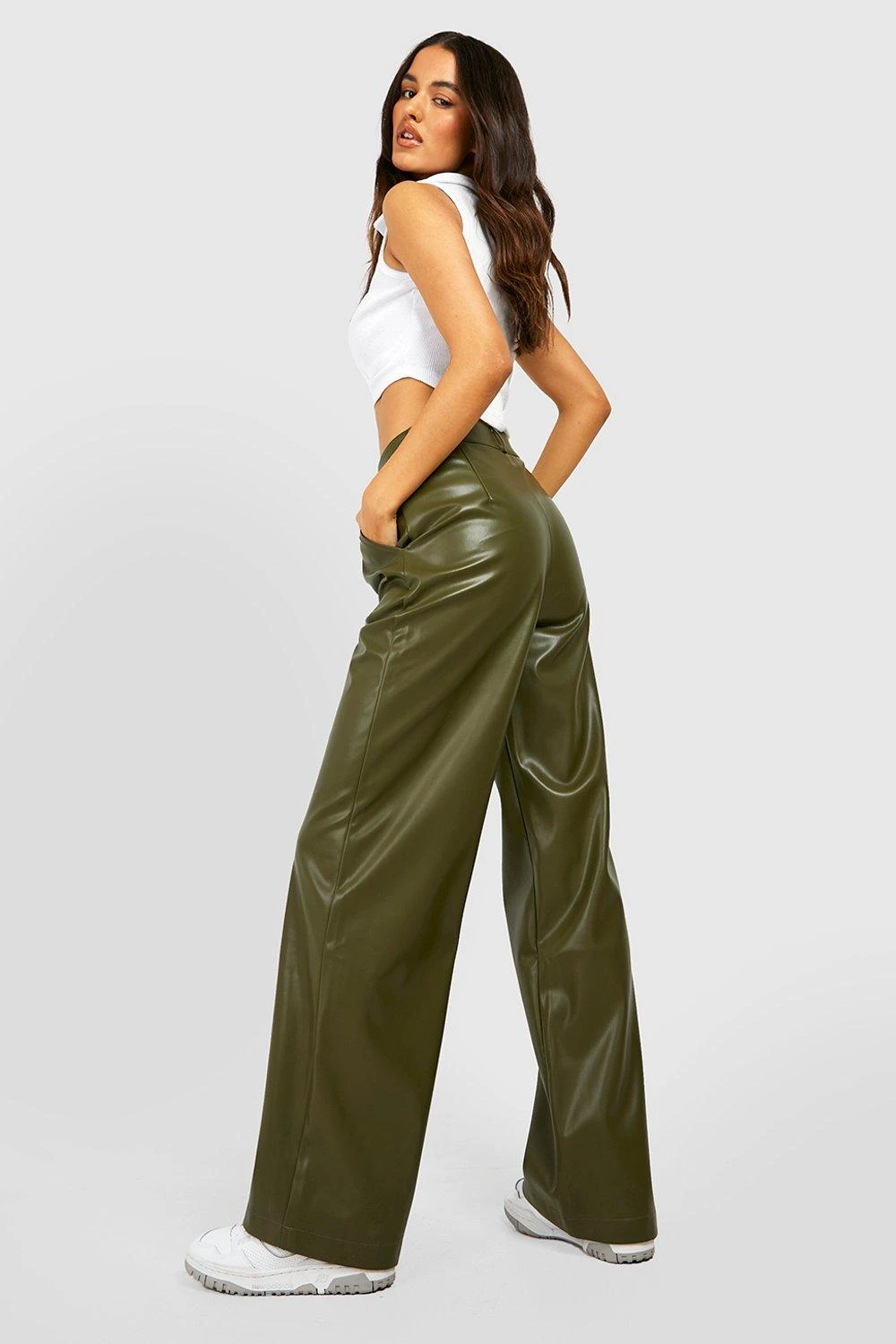 Lockere Hose In Lederoptik Mit Hohem Bund 2 Lockere Hose In Lederoptik Mit Hohem Bund – Bild 2