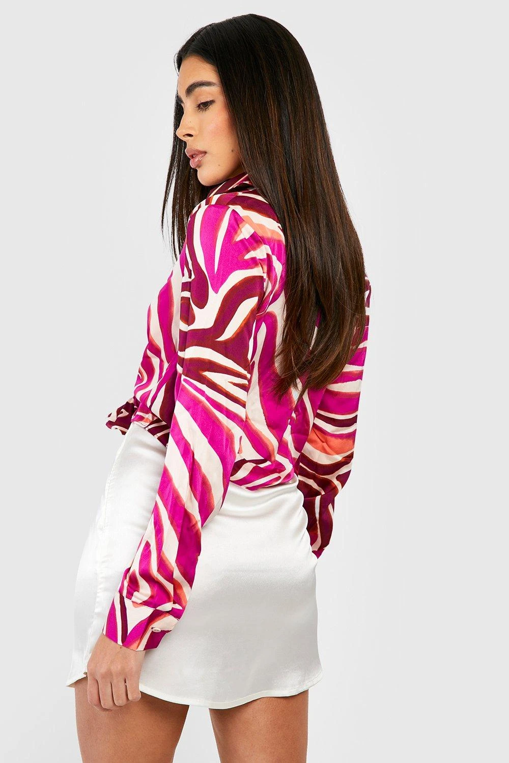 Kurzes Hemd Mit Abstraktem Print Und Schnür-Detail 2 Kurzes Hemd Mit Abstraktem Print Und Schnür-Detail – Bild 2