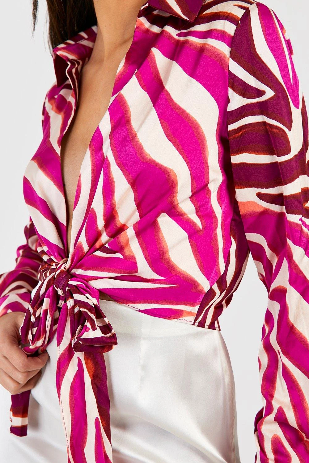 Kurzes Hemd Mit Abstraktem Print Und Schnür-Detail 4 Kurzes Hemd Mit Abstraktem Print Und Schnür-Detail – Bild 4