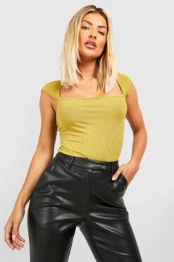 Gerippter Body Mit Geradem Ausschnitt Und Kurzen Ärmeln