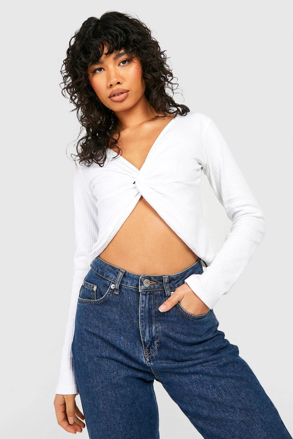 Langärmliges Geripptes Oberteil Mit Twist Vorne 1 Langärmliges Geripptes Oberteil Mit Twist Vorne