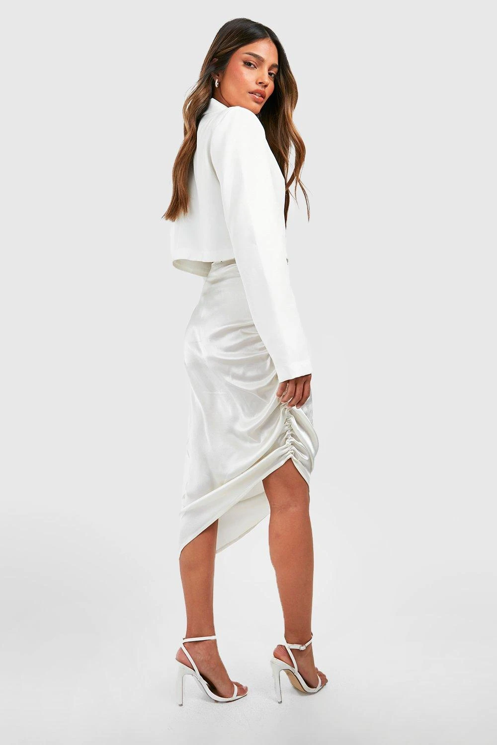 Asymmetrischer Satin-Midirock Mit Seitlicher Raffung 2 Asymmetrischer Satin-Midirock Mit Seitlicher Raffung – Bild 2