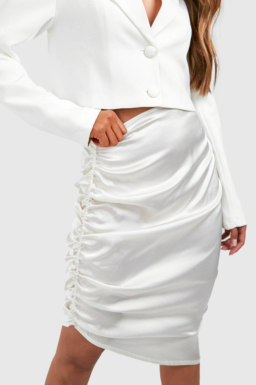 Asymmetrischer Satin-Midirock Mit Seitlicher Raffung 4 Asymmetrischer Satin-Midirock Mit Seitlicher Raffung – Bild 4