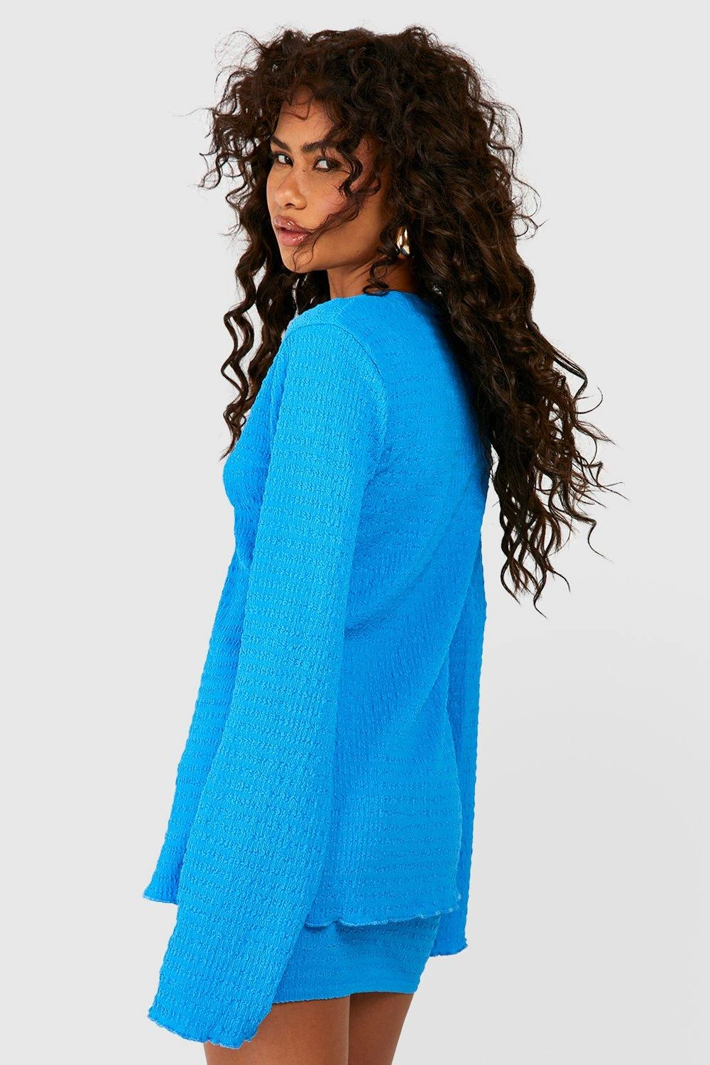 Strukturiertes Oberteil In Knitteroptik Mit Schnür-Detail Und Weiten Ärmeln 2 Strukturiertes Oberteil In Knitteroptik Mit Schnür-Detail Und Weiten Ärmeln – Bild 2