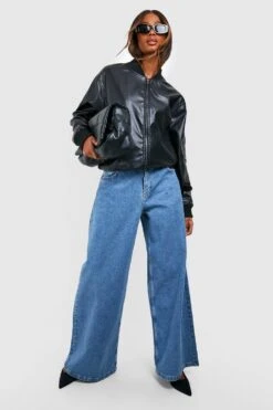 Mittelblaue Jeans Mit Weitem Bein