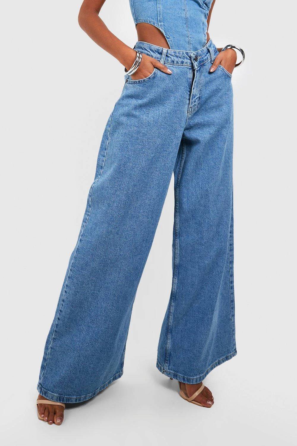 Mittelblaue Jeans Mit Weitem Bein 4 Mittelblaue Jeans Mit Weitem Bein – Bild 4