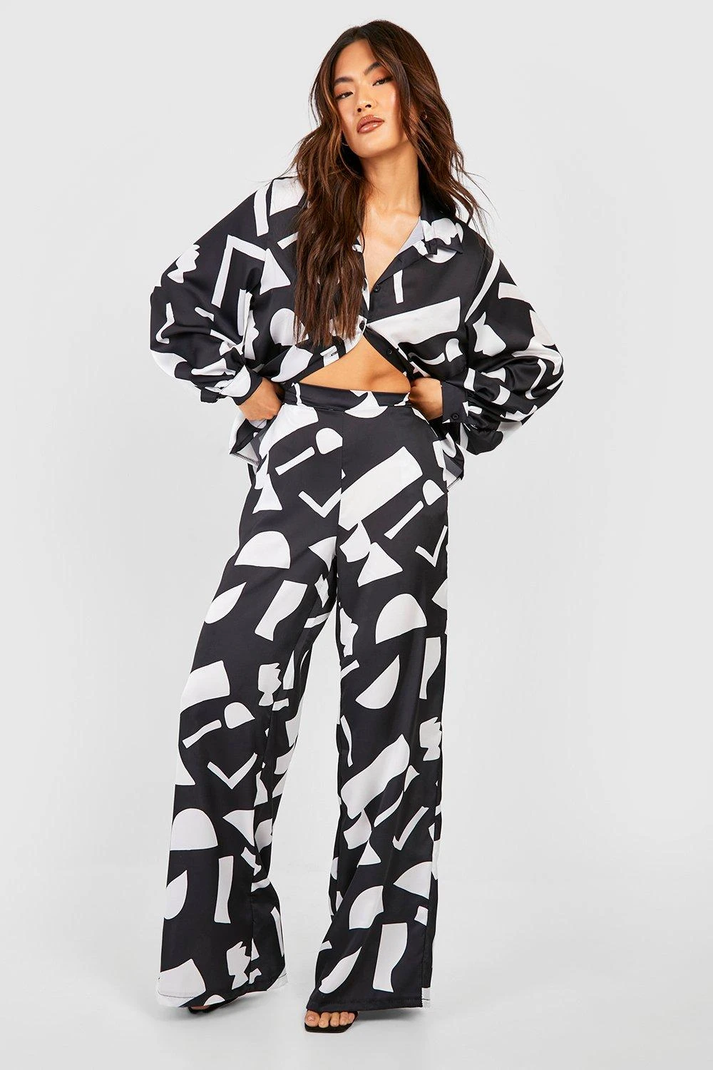 Weite Hose Mit Abstraktem Print 1 Weite Hose Mit Abstraktem Print