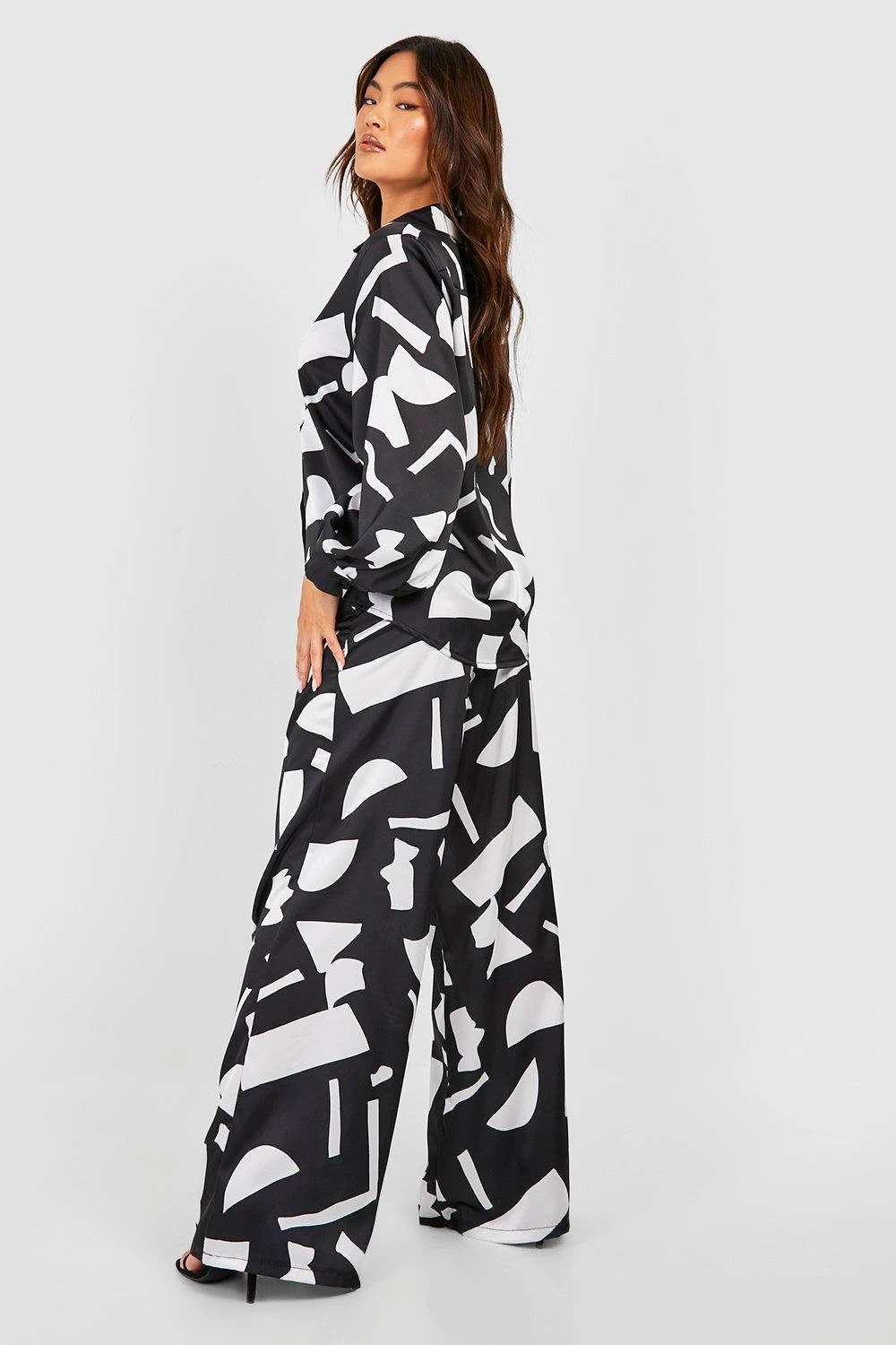 Weite Hose Mit Abstraktem Print 2 Weite Hose Mit Abstraktem Print – Bild 2