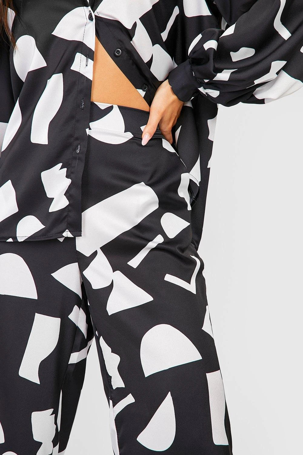 Weite Hose Mit Abstraktem Print 4 Weite Hose Mit Abstraktem Print – Bild 4