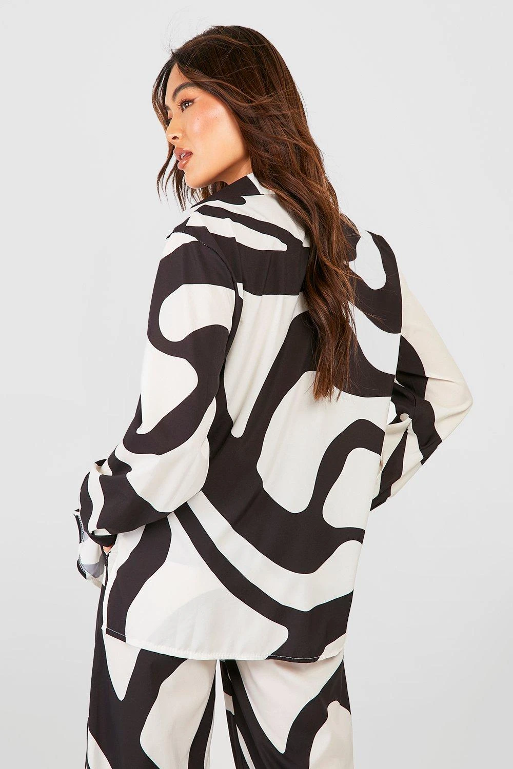 Lockeres Hemd Mit Abstraktem Print 2 Lockeres Hemd Mit Abstraktem Print – Bild 2