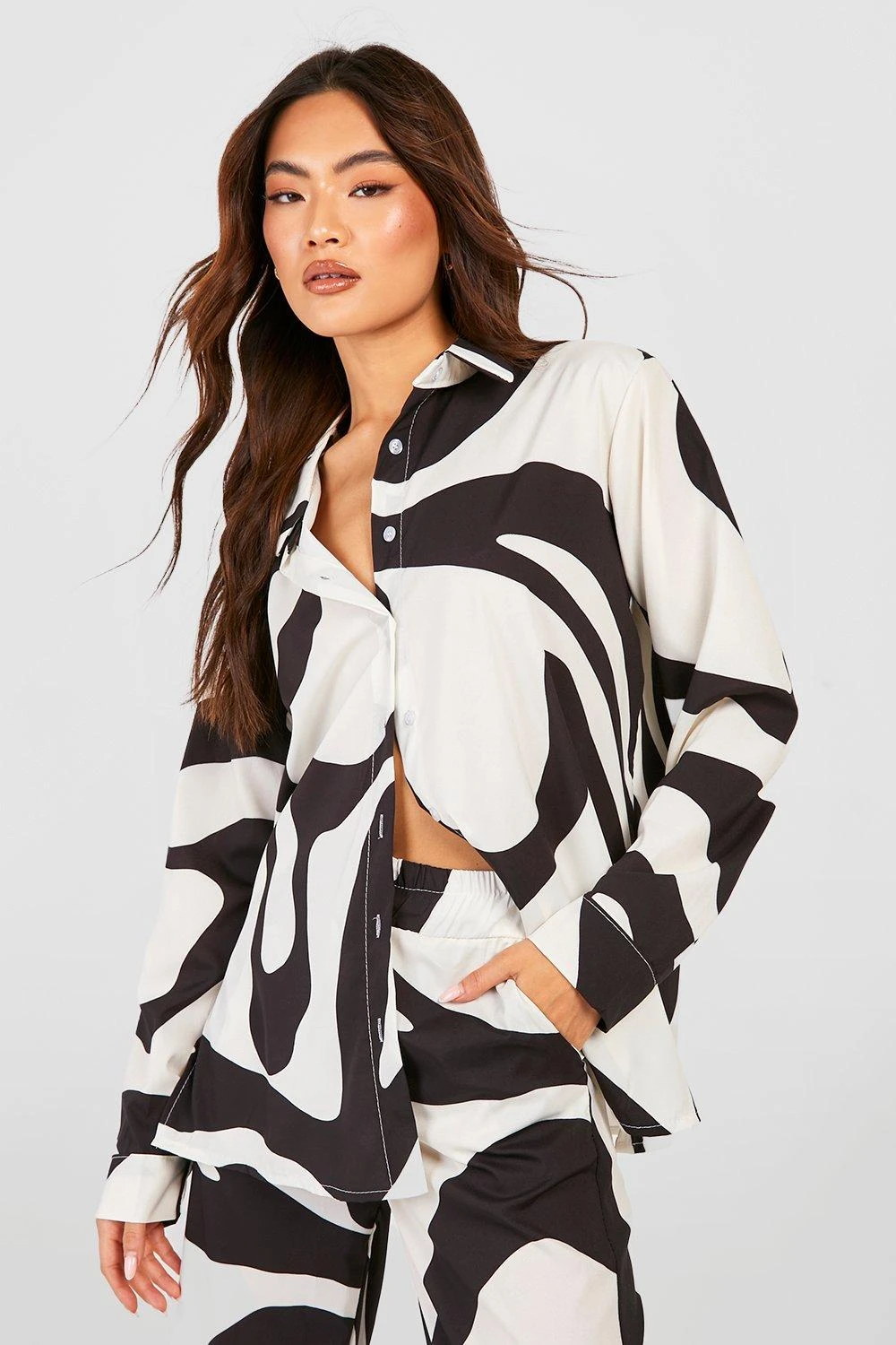 Lockeres Hemd Mit Abstraktem Print 3 Lockeres Hemd Mit Abstraktem Print – Bild 3