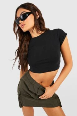 Kurzes T-Shirt Mit Gerollten Ärmeln