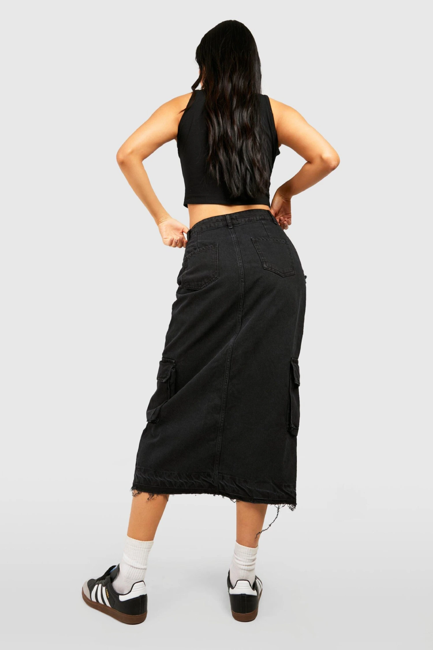 Denim-Maxirock Mit Cargo-Taschen Und Schlitz Vorne 2 Denim-Maxirock Mit Cargo-Taschen Und Schlitz Vorne – Bild 2