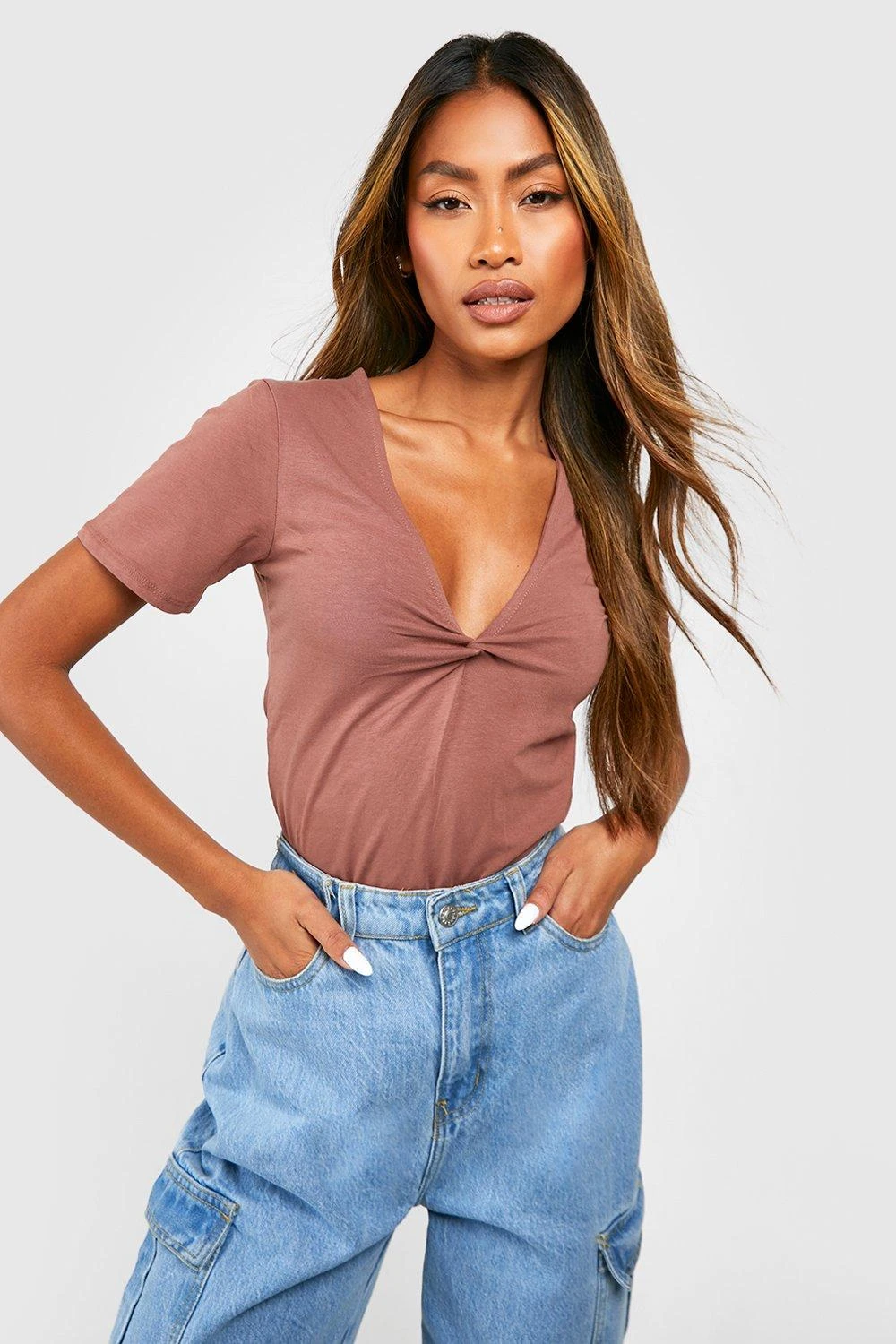 Kurzärmliges T-Shirt Mit Knoten-Detail 1 Kurzärmliges T-Shirt Mit Knoten-Detail