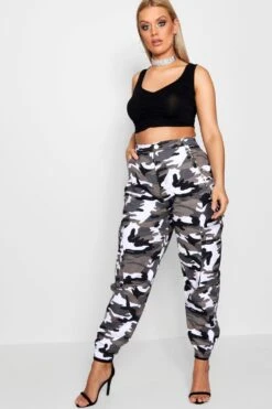 Plus Camouflage Cargo-Jeans